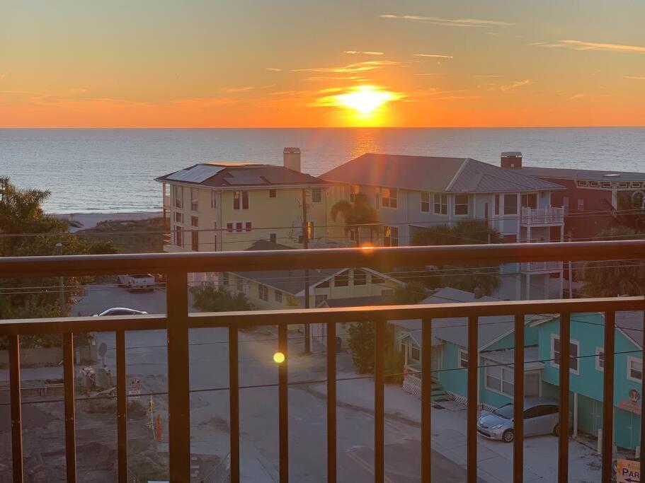Gulf Coast Gold Private Condo - 2Bed, 2Bath, Sleep 6, Across Street From Beach, Balcony Views Of Sunsets, Beach & Gulf, Pool, Gym เซนต์พีทบีช ภายนอก รูปภาพ
